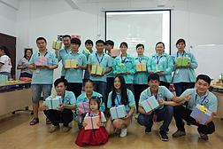 欧慕公司工作环境照片:员工生日会寿星合照