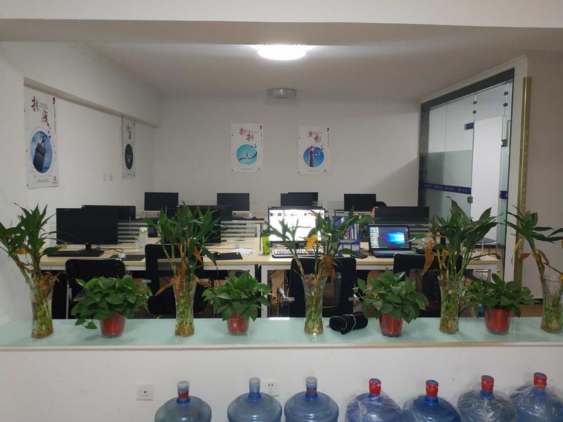 陕西云淘电子商务有限公司员工上传的干净整洁的办公室和办公位,高配