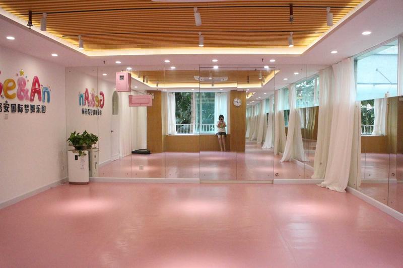 广州格安教育咨询有限公司员工上传的粉色专业舞蹈教室照片