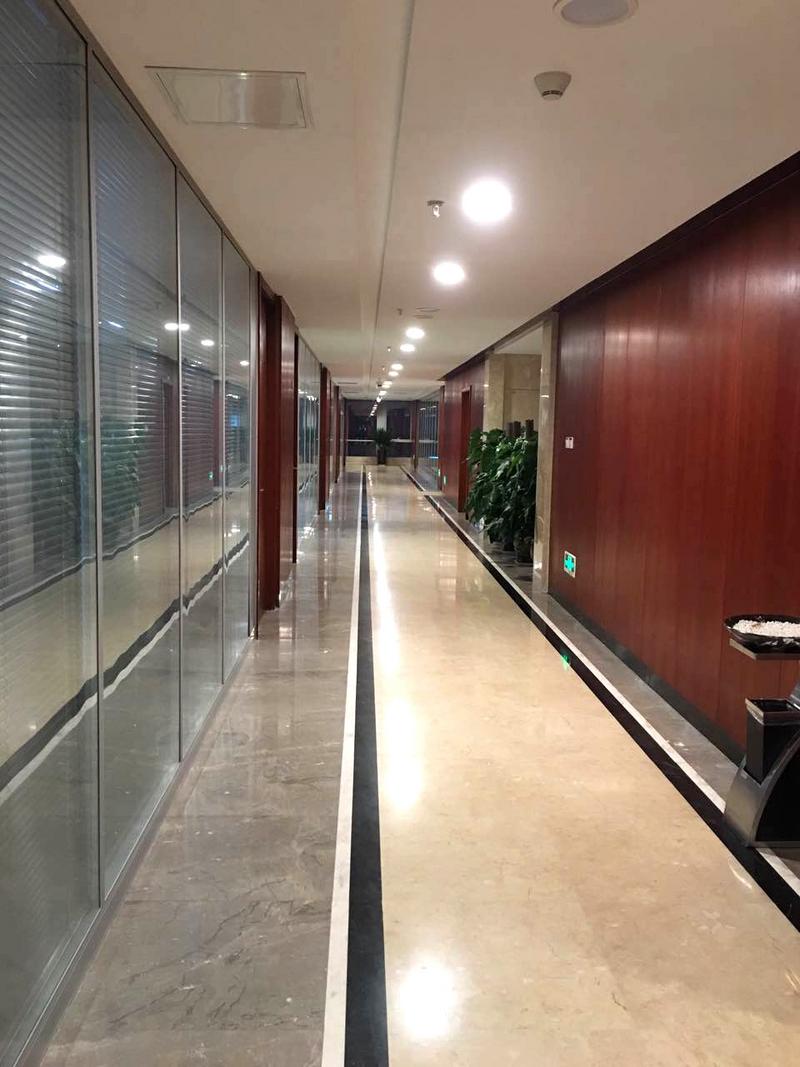 干净整洁的公司走廊