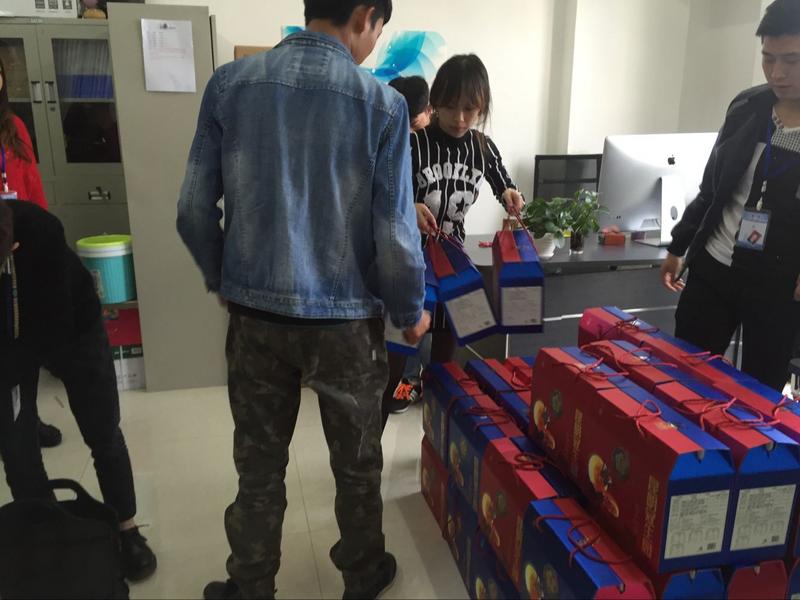 中秋节发放礼品照片 | 云南冠科投资管理有限公司员工活动 | 云南冠科
